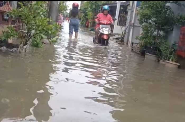 Banjir menggenangi Kampung Tanggungrejo&nbsp;Semarang Rabu (13/3). FIGUR RONGGO WASSALIM/JAWA POS RADAR SEMARANG