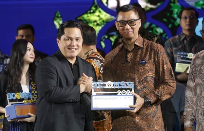 BANYAK PRESTASI : Direktur Utama PT PLN (Persero) Darmawan Prasodjo meraih penghargaan Best CEO Communications dalam ajang BCOMSS 2024 di Lapangan Tennis Indoor Senayan, Kamis malam (7/3/2024).