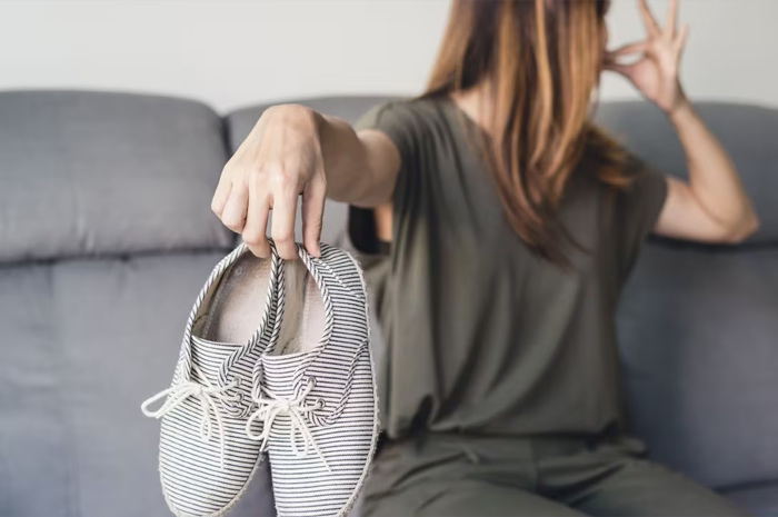 Ilustrasi sepatu bau dan ini 7 cara menghilangkan bau sepatu yang mengganggu.