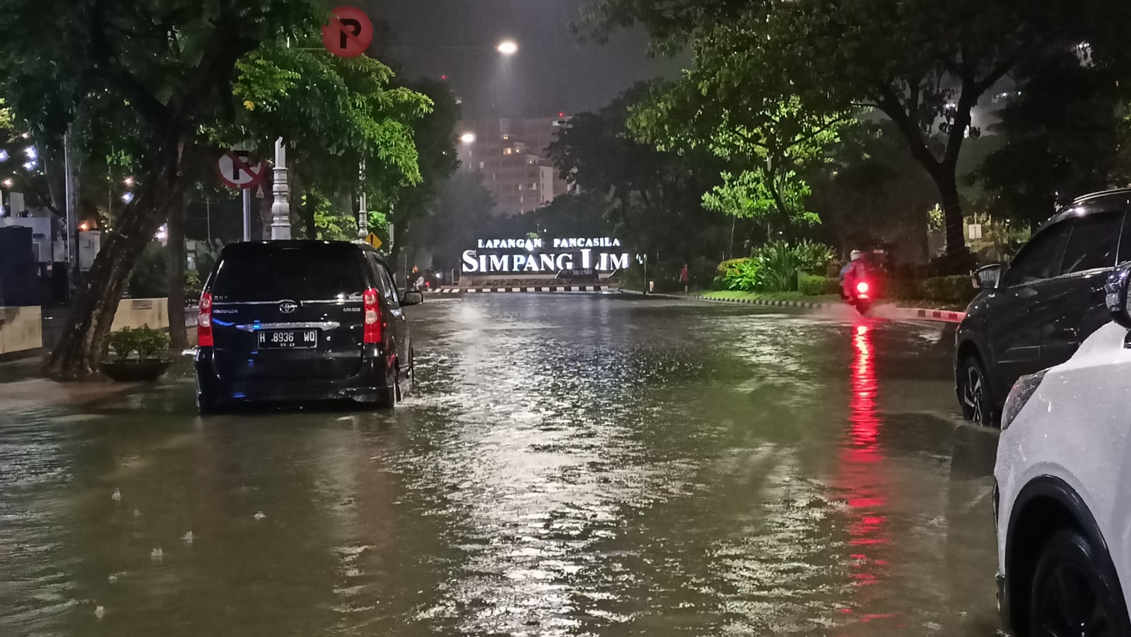 Kawasan Simpang Lima Semarang lumpuh karena tergenang banjir. ADENNYAR WYCAKSONO/JAWA POS RADAR SEMARANG