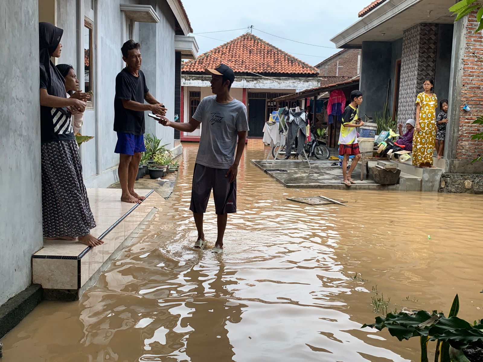 Banjir di wilayah Kabupaten Kendal akibat luapan sungai. DEVI KHOFIFATUR RIZQI/ JAWA POS RADAR SEMARANG