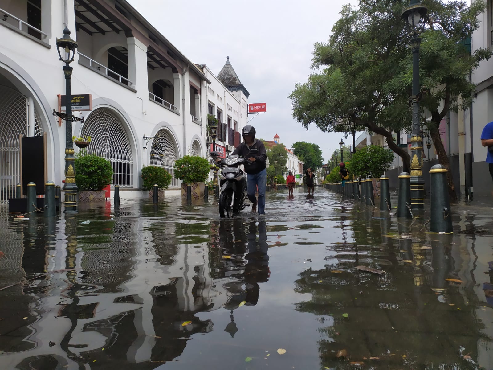 Kawasan Kota Lama Semarang terendam banjir Kamis (14/2/2024). (M Hariyanto/Jawa Pos Radar Semarang)