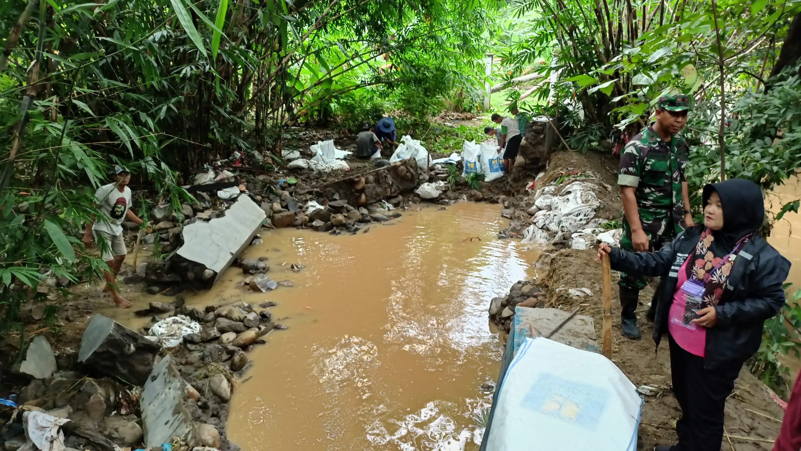 Tiga titik tanggul yang jebol di Sungai Beringin ini langsung diperbaiki sementara menggunakan trucuk bambu. (Adennyar Wycaksono/Jawa Pos Radar Semarang)