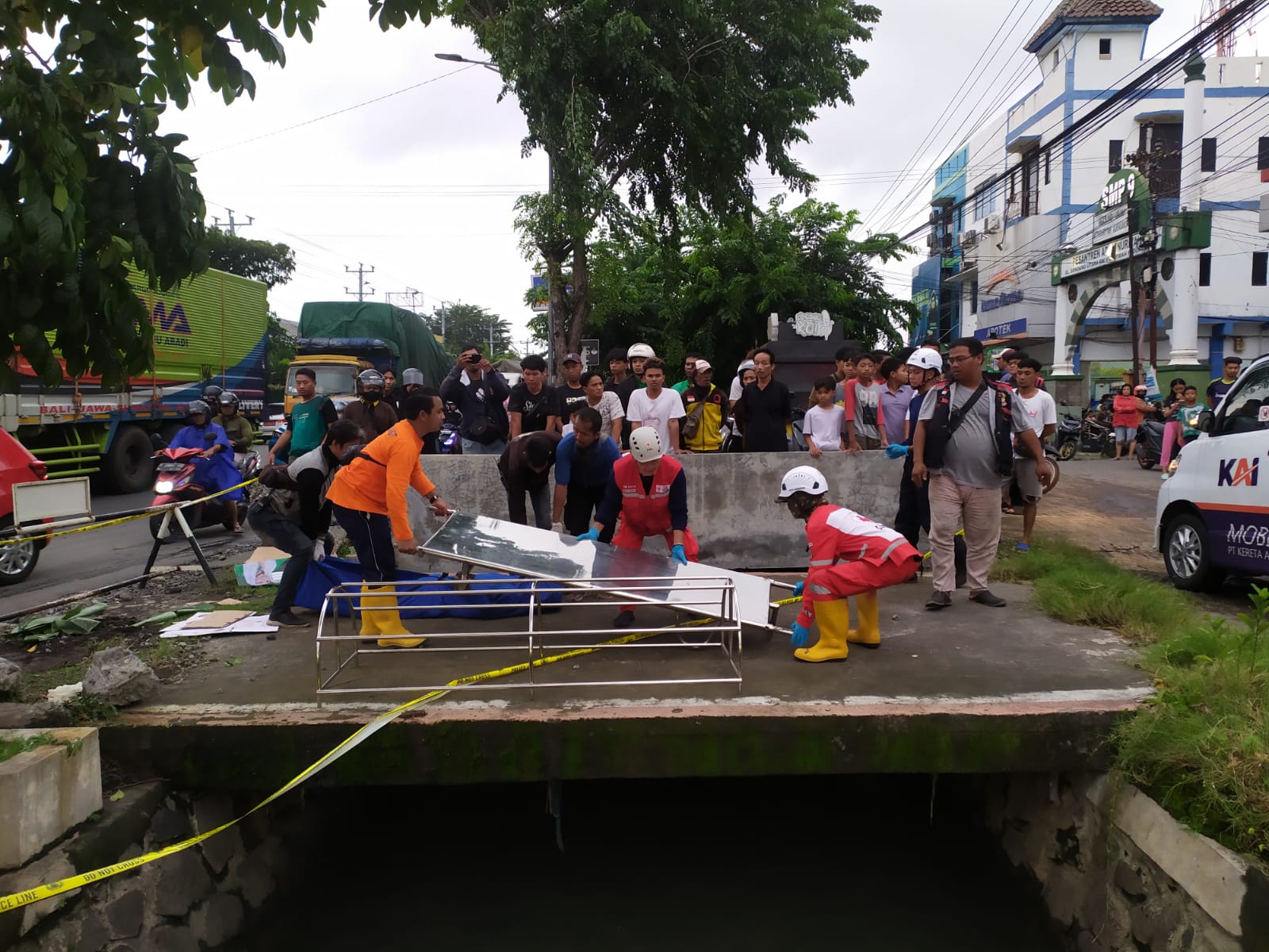 Perugas mengevakuasi korban penusukan. (M Hariyanto/Jawa Pos Radar Semarang)