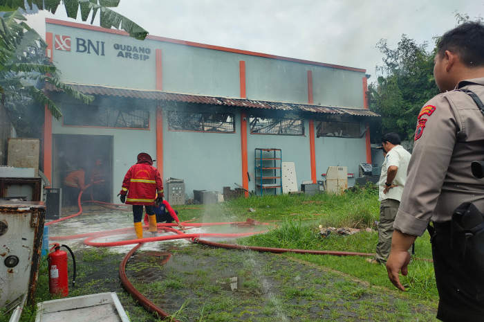 Petugas sedang melakukan pemadaman di bangunan gedung BNI KCP Batang yang terbakar. (Riyan Fadli Jawa Pos Radar Semarang)