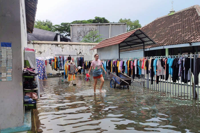 Warga binaan LPP Semarang menjemur baju dampak kebanjiran, Kamis (14/3/2024). (IDA FADILAH/JAWA POS RADAR SEMARANG)