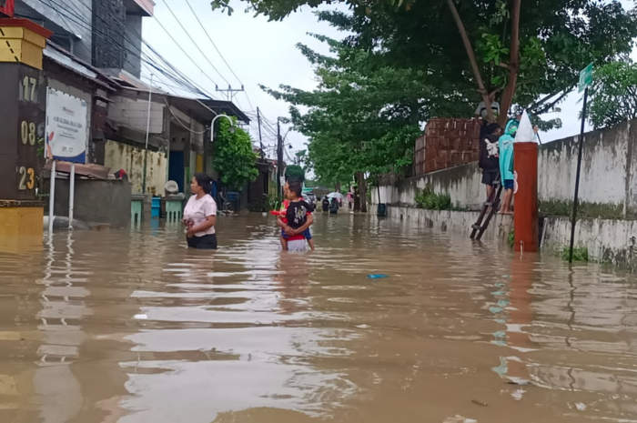 Warga Tambakrejo kesulitan beraktivitas akibat limpasan Sungai Banjir Kanal Timur, Kamis (14/3). FIGUR RONGGO WASSALIM/ JAWA POS RADAR SEMARANG