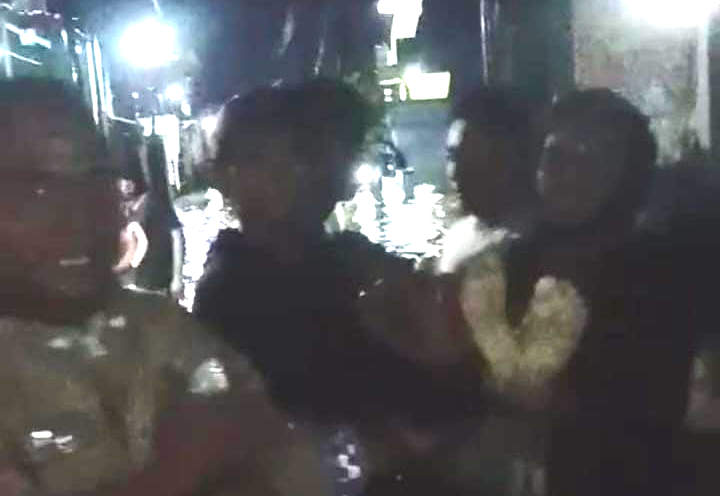 Warga mengevakuasi korban kesetrum di Pedurungan Semarang.