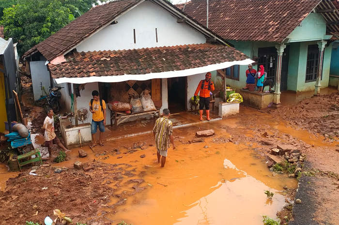 Tim SAR membantu membersihkan lumpur di rumah-rumah warga terdampak banjir bandang akibat jebolnya kolam penampung air PT HAI. NANANG RENDI AHMAD/JAWA POS RADAR SEMARANG
