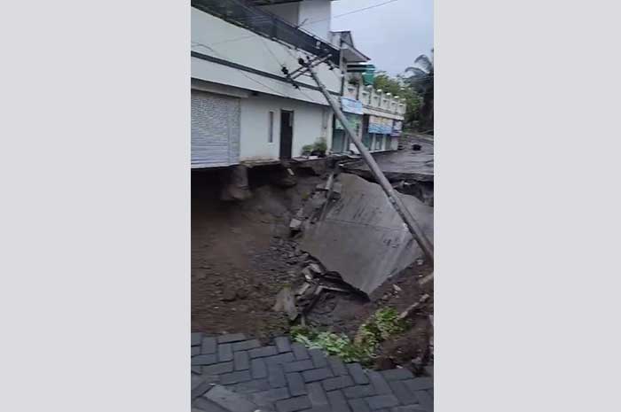 Longsor di Perumahan Permata Puri Ngaliyan Semarang Kamis (14/3/2024).