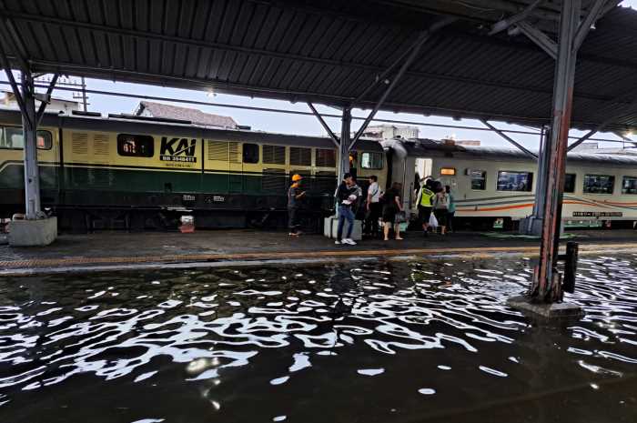 Banjir yang menerjang wilayah Kota Semarang membuat perjalanan Kereta Api (KA) terganggu.