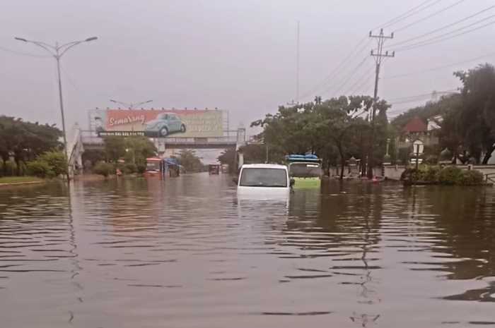 Jalan Raya Pantura Kaligawe hingga Genuk Semarang tergenang air alias banjir pada Kamis (14/3/2024) pagi. (M Hariyanto/Jawa Pos Radar Semarang)