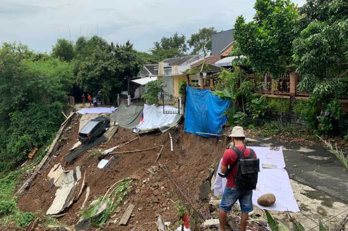 Kondisi longsoran di Sendangmulyo, Tembalang berakibat tertutupnya akses jalan empat rumah warga. M. IQBAL AMAR/JAWA POS RADAR SEMARANG