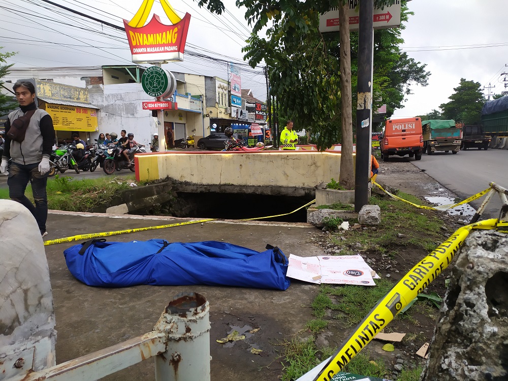 EVAKUASI: Heru Ariyanto, korban pembunuhan tergeletak di Jalan Majapahit Kota Semarang.