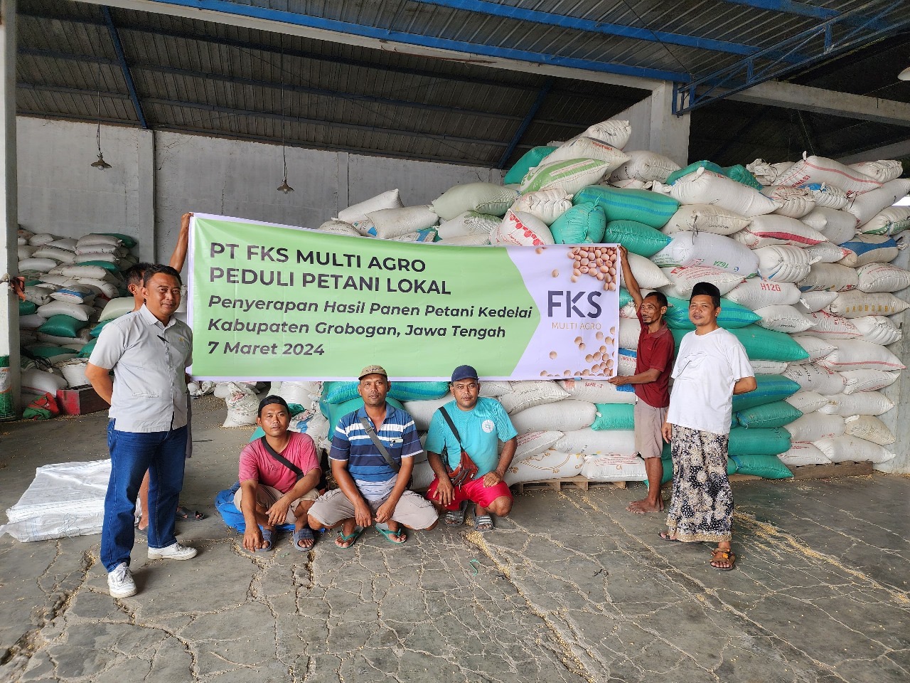 Aktivitas pembelian kedelai varietas Grobogan oleh PT. FKS Multi Agro, Tbk. langsung dari petani di Kecamatan Pulokulon, Kabupaten Grobogan, Provinsi Jawa Tengah. ( foto : dokumen FKS-MA )