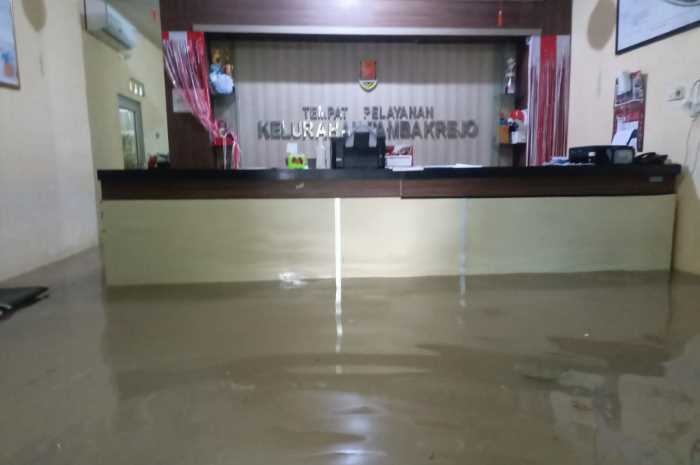 Kantor Kelurahan Tambakrejo Semarang tak luput dari genangan banjir. (Figur Ronggo Wassalim/Jawa Pos Radar Semarang)