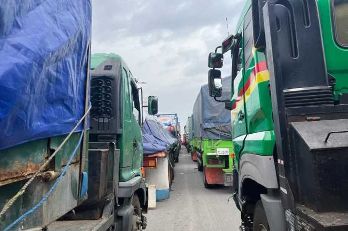 Kemacetan di Exit Tol Kaligawe Semarang akibat banjir. (M Hariyanto/Jawa Pos Radar Semarang)