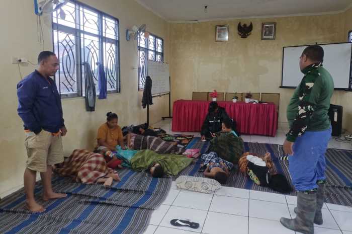 Warga Kelurahan Tambakrejo mengungsi di Aula Kelurahan dan Musala Nurul Hidayah, Kamis (14/3).&nbsp;FIGUR RONGGO WASSALIM/JAWA POS RADAR SEMARANG