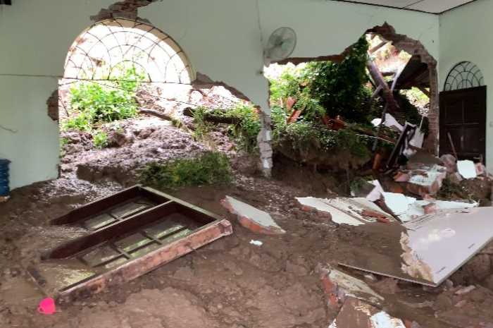 Kondisi musala Jabal Nur yang tertimpa longsor pada Rabu malam (14/3) di Bendan Ngisor, Kecamatan Gajahmungkur, Kota Semarang.&nbsp;M. IQBAL AMAR/JAWA POS RADAR SEMARANG