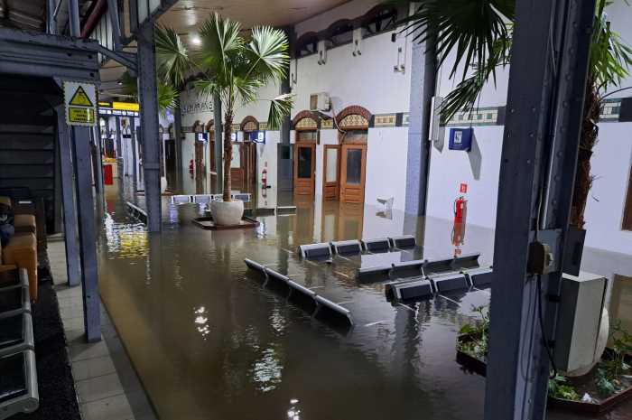 Banjir yang menerjang Kota Semarang juga merendam Stasiun Tawang. Hingga Kamis (14/3/2024) pagi banjir belum juga surut.