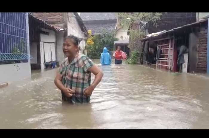 Warga Kaligawe Semarang harus berjibaku dengan banjir Kamis (14/3/2024) pagi. (Figur Ronggo Wassalim/Jawa Pos Radar Semarang)