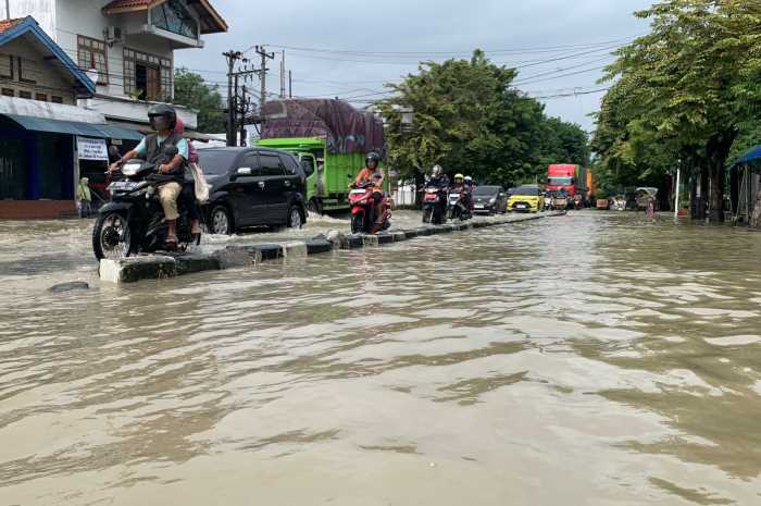 Kondisi Jalan Raya Pantura Kendal yang tergenang air Kamis (14/3). DEVI KHOFIFATUR RIZQI/ JAWA POS RADAR SEMARANG