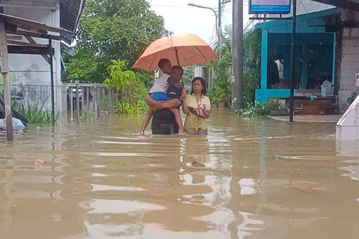 Banjir setinggi 70 - 1 meter di Kelurahan Tambakrejo, Kamis (14/3). FIGUR RONGGO WASSALIM/JAWA POS RADAR SEMARANG