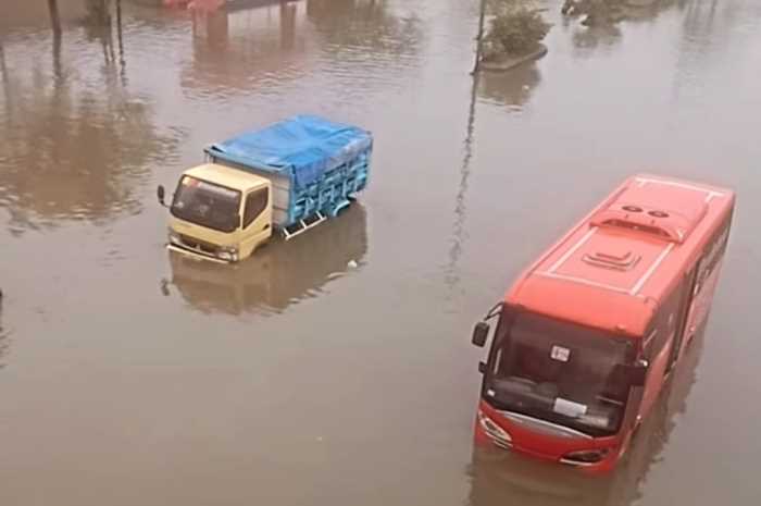 Banjir masih menggenangi wilayah Kaligawe Semarang Kamis (14/3/2024) pagi. (M Hariyanto/Jawa Pos Radar Semarang)