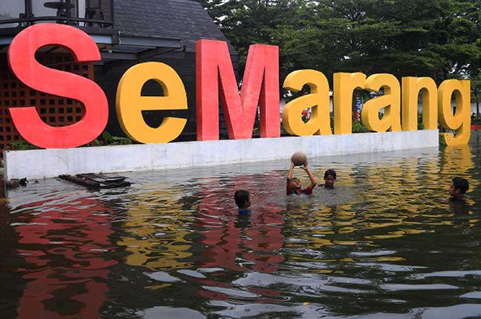 Banjir merendam Kota Semarang Kamis (14/3/2024). (NURCHAMIM/JAWA POS RADAR SEMARANG)