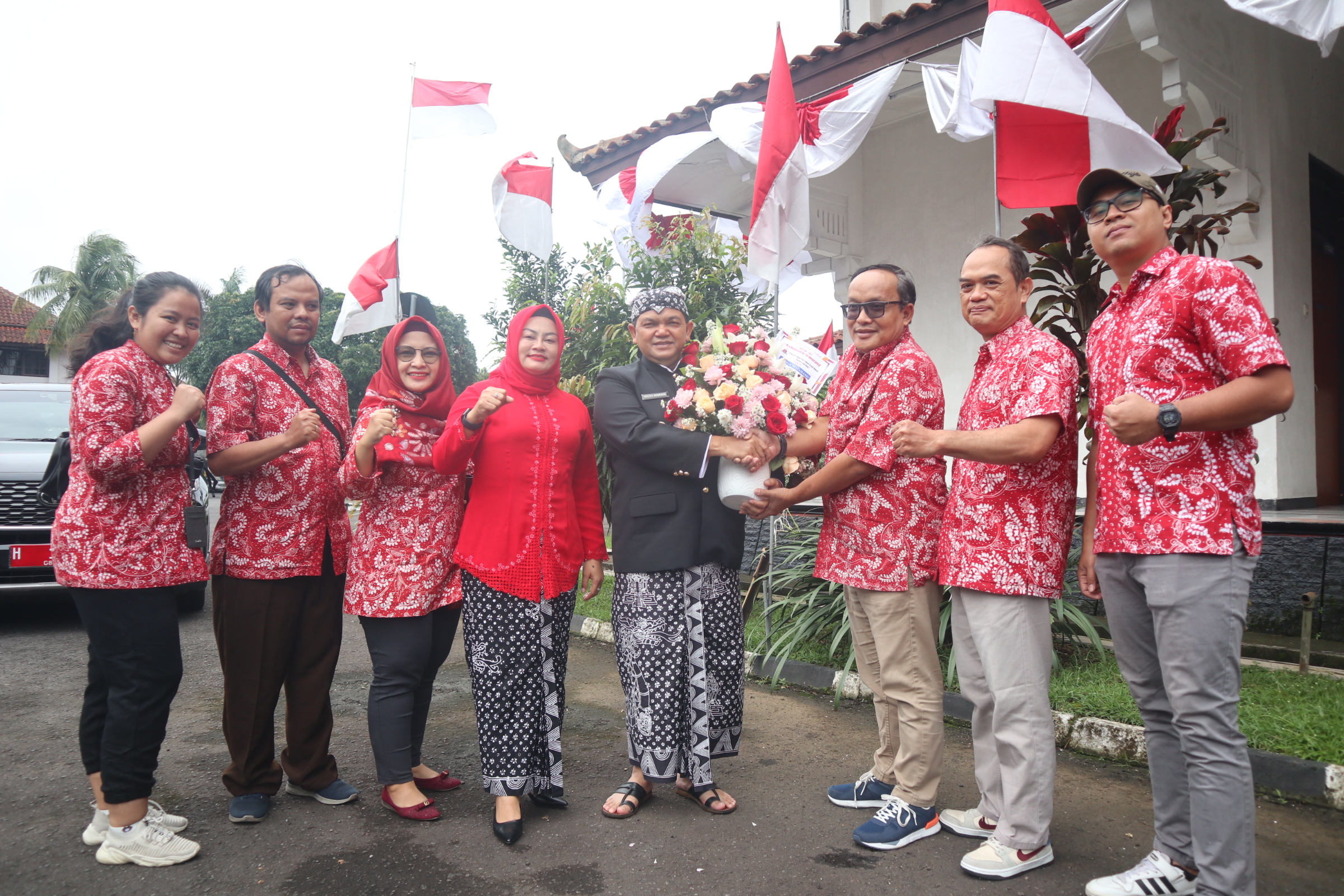 Jajaran Direksi Jawa Pos Radar Semarang saat memberikan bunga kepada Bupati Semarang