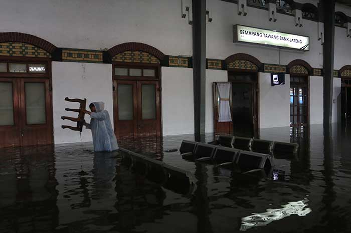 Banjir juga merendam Stasiun Tawang Semarang Kamis (14/3). NURCHAMIM/JAWA POS RADAR SEMARANG
