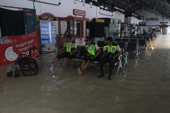 Stasiun Tawang Semarang sempat terendam banjir Kamis (14/3/2024). (Nurchamim/Jawa Pos Radar Semarang)