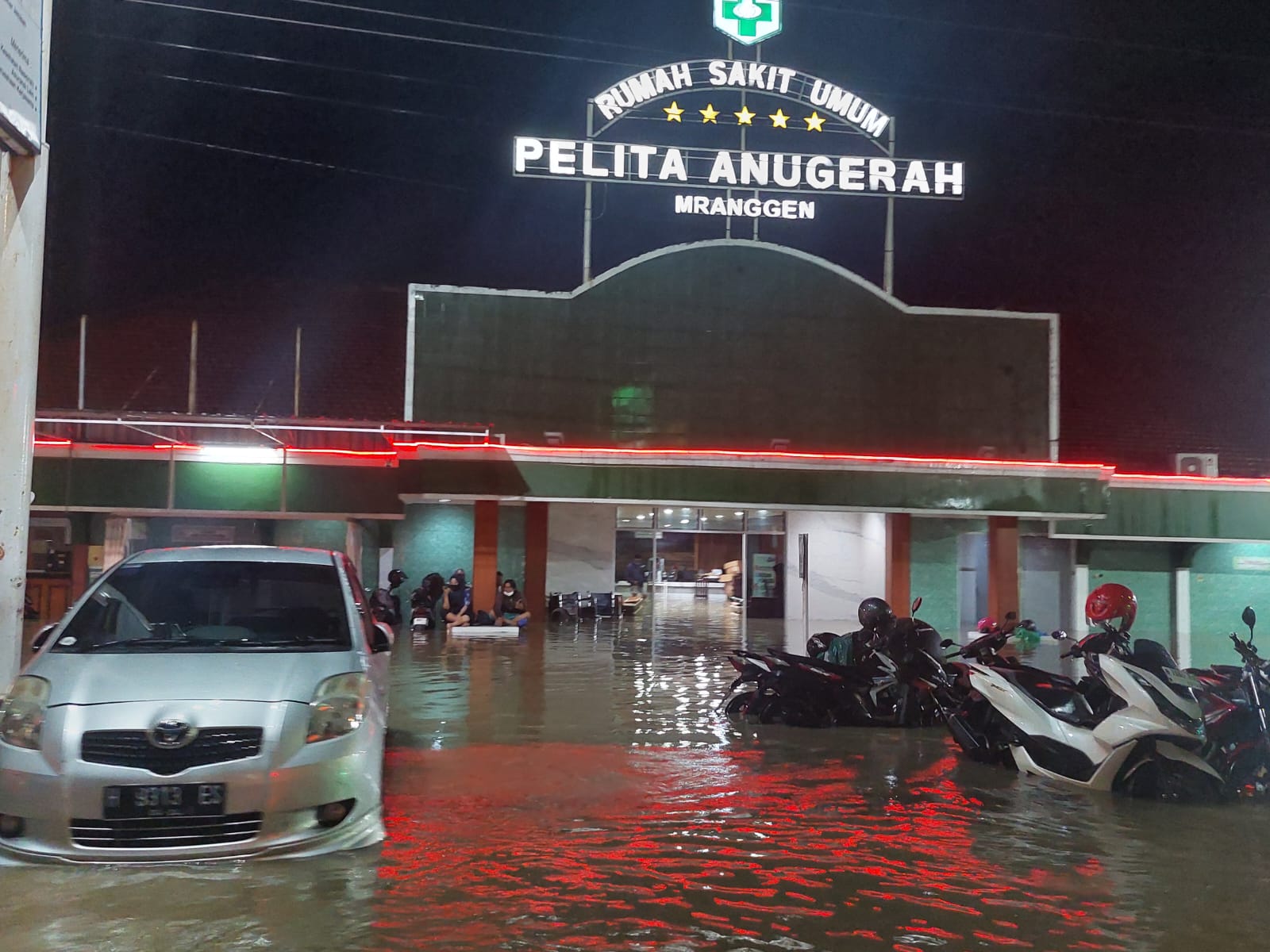 Banjir merendam Rumah Sakit Umum Pelita Anugerah Mranggen. (Wahib Pribadi/Jawa Pos Radar Semarang)