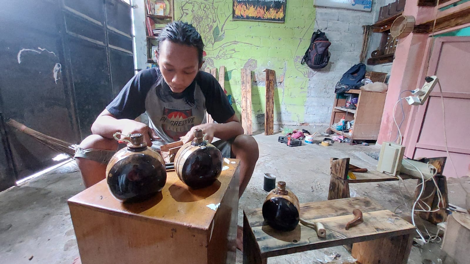 Komunitas Latar Kalitan mengolah bahan tak terpakai menjadi kerajinan tangan. (Dhinar Sasongko/Jawa Pos Radar Semarang)