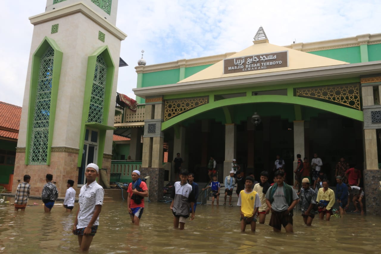 Para jamaah mengikuti Salat Jumat di Masjid Besar Terboyo meskipun masih banjir, Jumat (15/3). NUR CHAMIM/JAWA POS RADAR SEMARANG