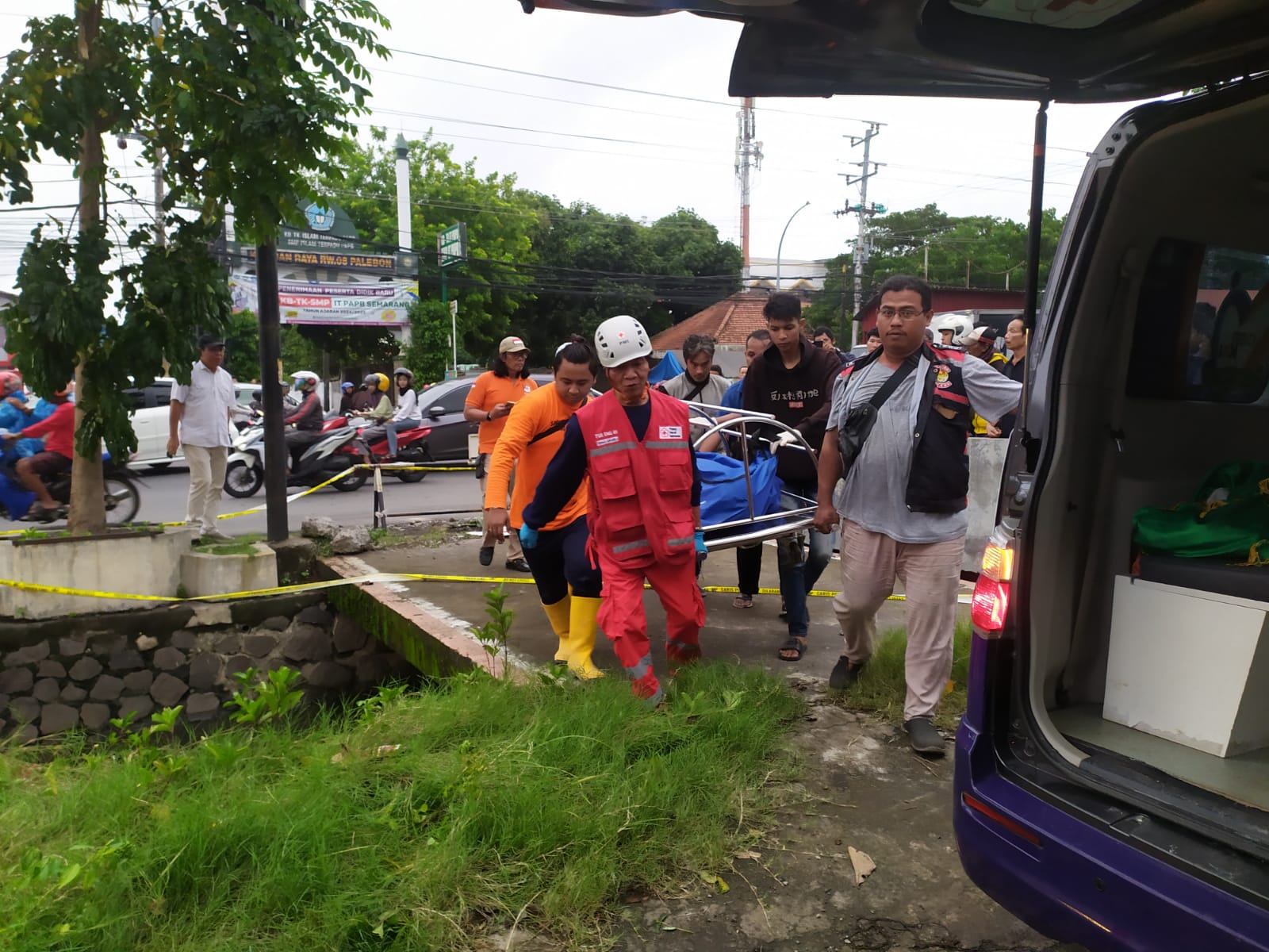Petugas mengevakuasi jenazah korban pembunuhan di Pedurungan Semarang. (M Hariyanto/Jawa Pos Radar Semarang)