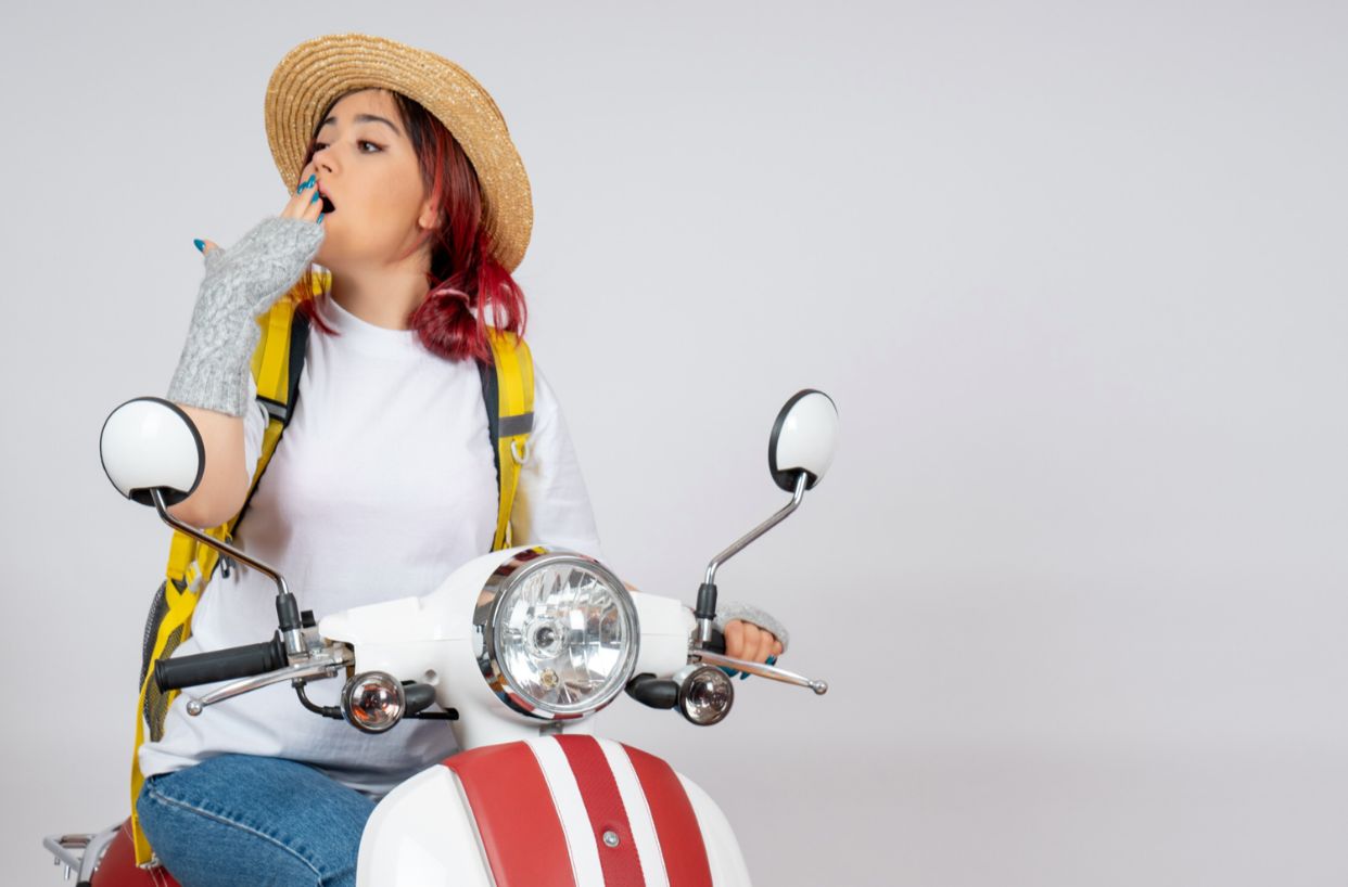 Ilustrasi wanita mengendarai sepeda motor