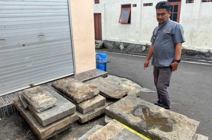 Lurah Jomblang, Henry Nur Cahyo menunjukkan 17 bongpay yang telah dibongkar. Sebelumnya, bongpay tersebut dijadikan tutup selokan.
