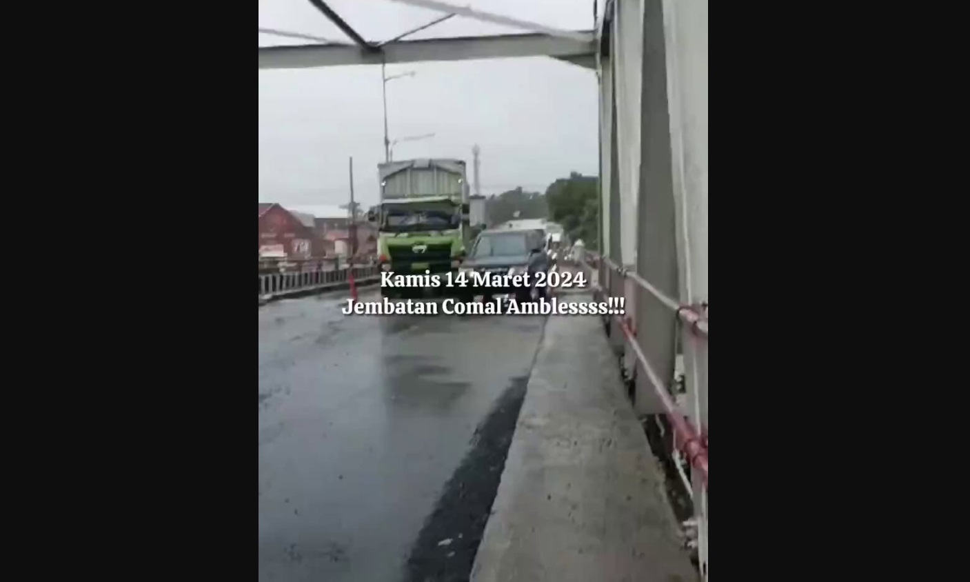 Video Viral Jembatan Comal Diduga Amblas