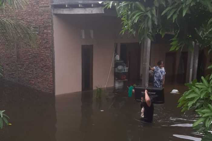Banjir di salah satu wilayah Kecamatan Genuk, Jumat (15/3) pagi.