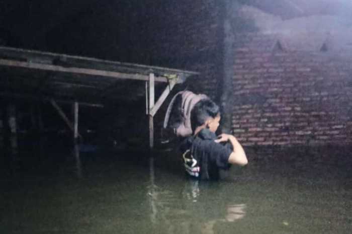 Banjir di Karangasem I RT 1 RW 1, Kelurahan Trimulyo, Kecamatan Genuk, Jumat (15/3).