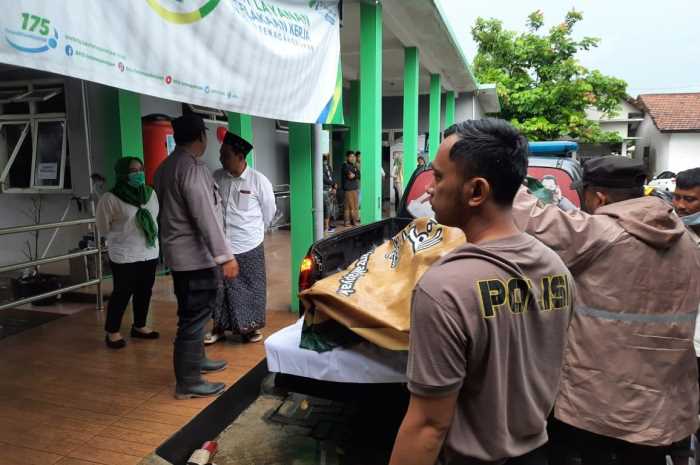 Petugas mengevakuasi korban santri yang tewas di Mejobo Kudus.