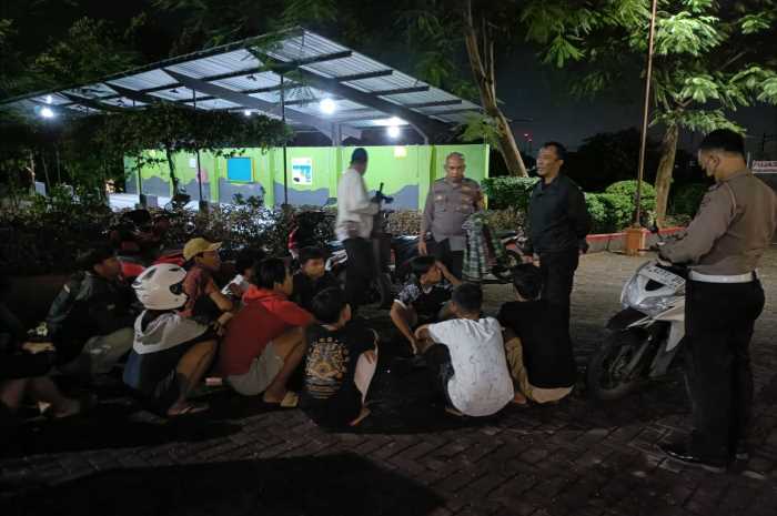 Belasan remaja dinamakan anggota Polsek Banyumanik saat akan perang sarung di daerah Lapangan Bumirejo, Pudakpayung, Banyumanik. (M Hariyanto/Jawa Pos Radar Semarang)
