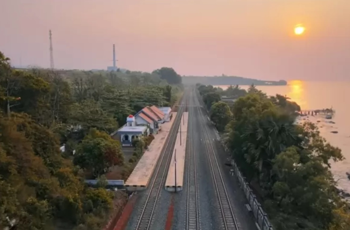 Pemandangan Stasiun Plabuan dari atas bukit