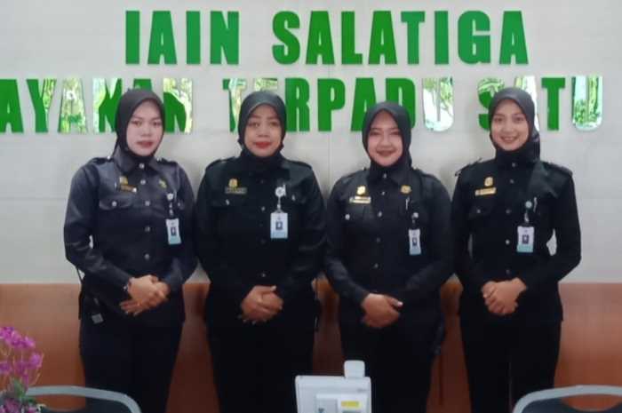 Empat satpam cantik UIN Slatiga Dwi Utari, Ayu Tuti Setyowati, Devi Tayati dan Maylivana Devi. (Dhinar Sasongko/Jawa Pos Radar Semarang)