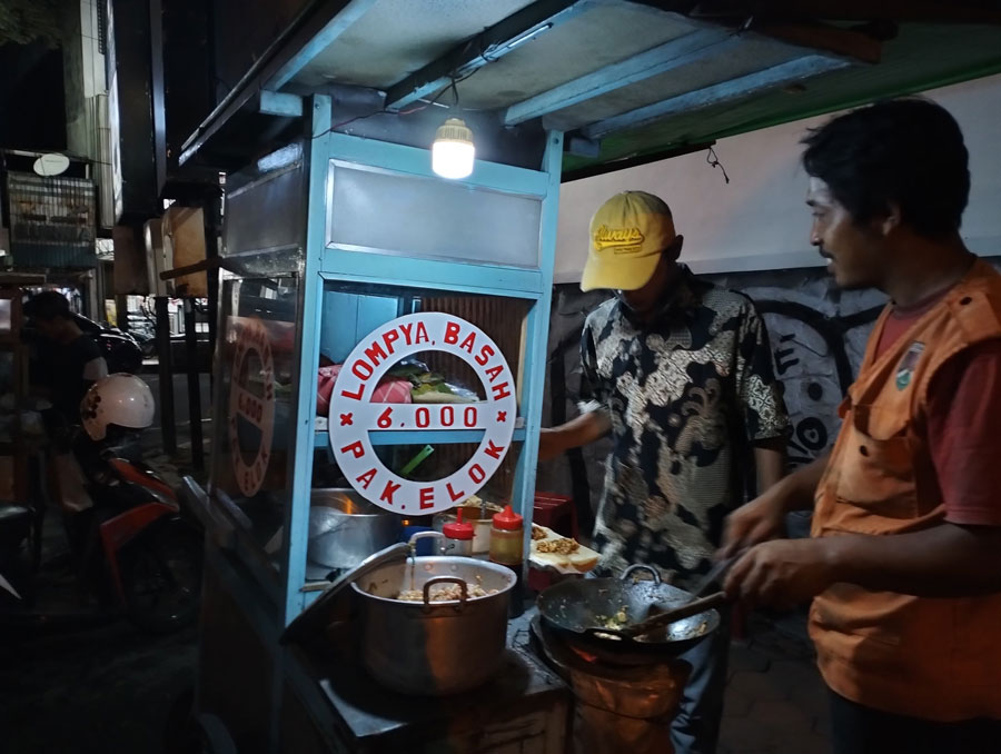 LEGENDARIS:&nbsp; Lumpia Basah Pak Elok dijajakan menggunakan gerobak sederhana di Jalan Daha Magelang