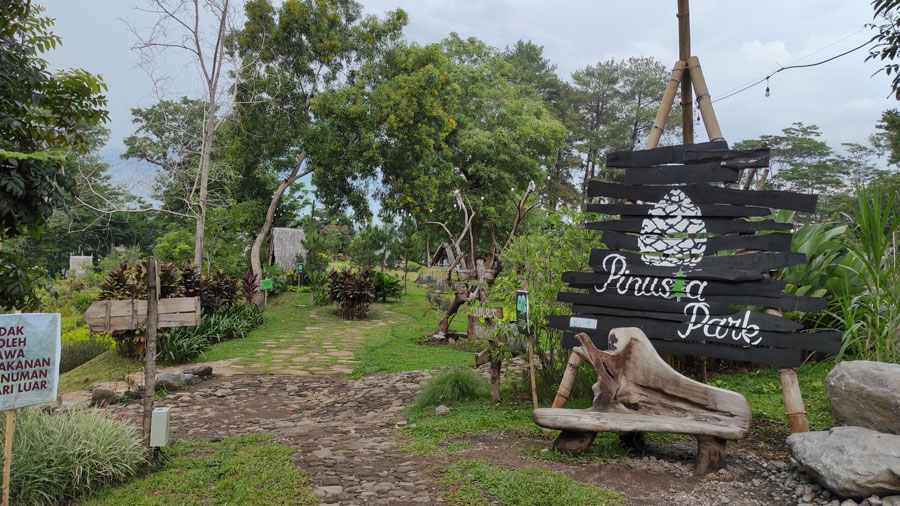 MENAWAN: Pemandangan taman bunga di wisata Pinusia Park yang terletak di Kelurahan Kalirejo, Kecamatan Ungaran Timur.