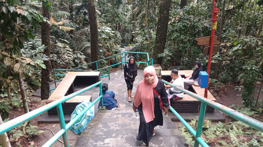 BERZIARAH : Sejumlah pengunjung tengah menikmati pemandangan alam usai berziarah di Gunung Tidar.