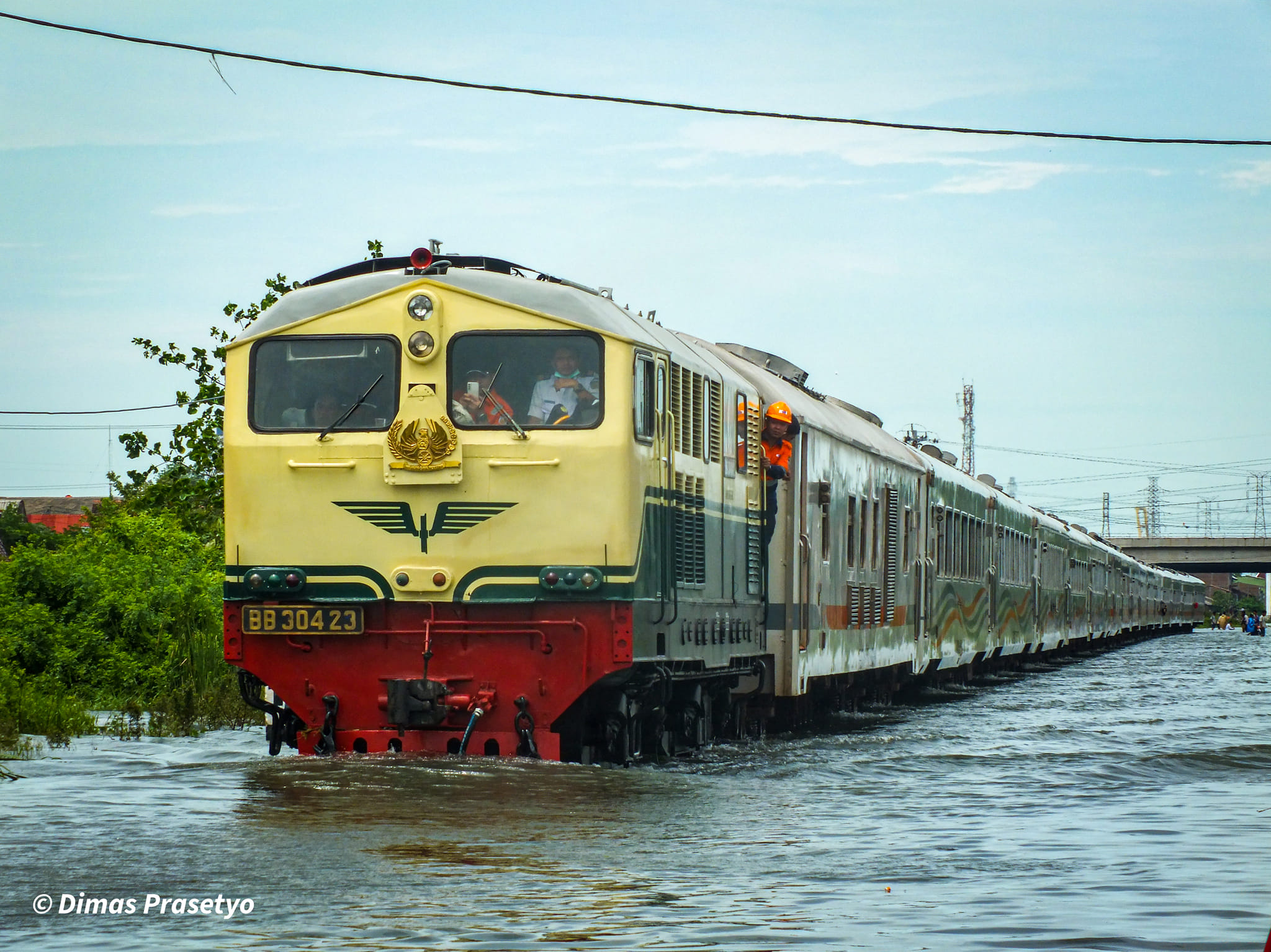 BB304 menerjang banjir di jalur Semarang Tawang - Alastua