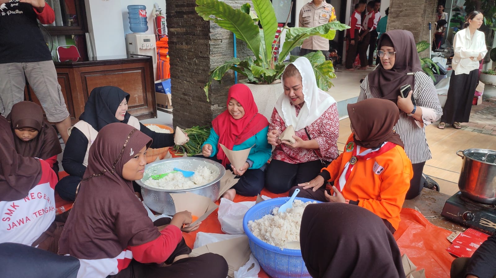 Wali Kota Semarang, Hevearita Gunaryanti Rahayu membantu proses masak dan pengemasan makanan di Dapur Umum Kecamatan Semarang Utara, Sabtu (16/3).
